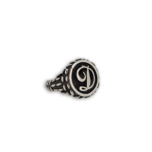 anello con iniziale a rilievo mandorlato