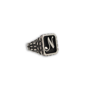anello quadrato a rilievo mandorlato