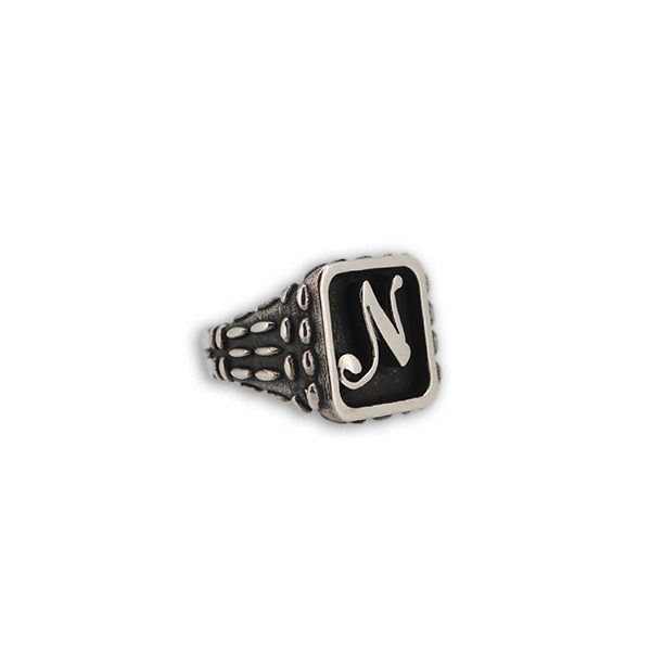 anello quadrato a rilievo mandorlato