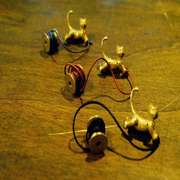 Segnalibro "Gatto" in 3D in Bronzo Giallo con gomitolo e filo - immagine 4